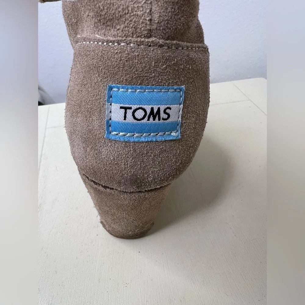 Well Loved TOMS Women's Beige Suede Desert Wedges
